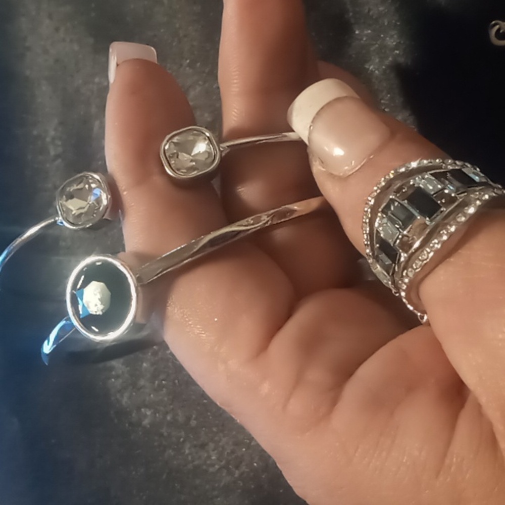 Bangle & cuff bracelet with 1 expandable ring. Black and clear crystal cut.